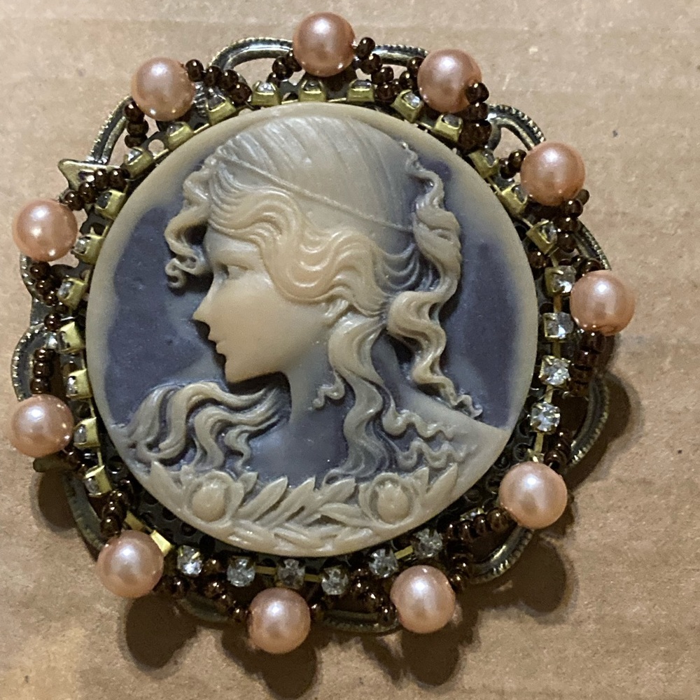 Vintage Cameo brooch/pin